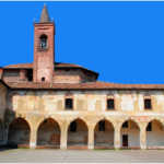 Vista del campanile e della zona absidale dal chiostro grande