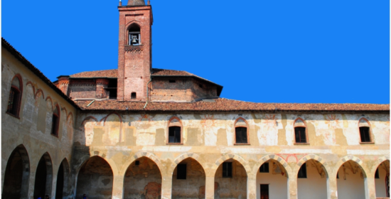 Vista del campanile e della zona absidale dal chiostro grande