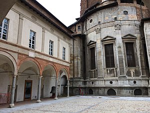 Abside dal cortile del Broletto