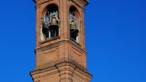 Vista posteriore della chiesa con la torre campanaria.