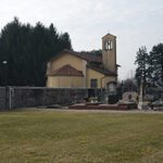 Vista posteriore della chiesa con l'attiguo cimitero.