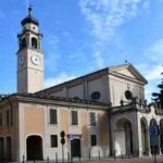 Vista della chiesa e del campanile dalla strada