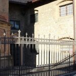 Esterno, poarticolare della piccola piazzetta su cui si affaccia l'accesso alla chiesa.