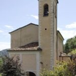 Facciata, a causa del contesto morfologico, vi è a distanza ravvicinata dalla facciata della chiesa il fronte collinare sopraelevato rispetto ad essa, su di cui vi sono alberature d'alto fusto) non è possibile ottenere l'immagine frontale completa.