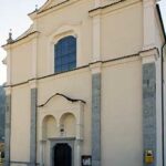 Facciata, per le dimensioni della chiesa ed a causa del contesto urbano ( mancanza di spazio antistante) non è possibile ottenere l'immagine frontale.