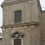 Facciata della chiesa della S. S. Trinità, situata a fianco della chiesa in oggetto.