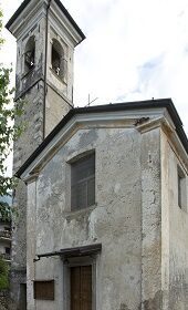 Facciata, per la presenza di alberature d'alto fusto antistanti la chiesa a distanza ravvicinata, non è possibile ottenere l'immagine frontale.