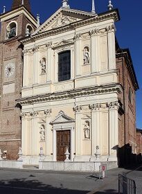 Facciata, per le dimensioni della facciata, e per la presenza di alberature d'alto fusto antistanti la chiesa non è possibile ottenere l'immagine frontale della chiesa stessa.