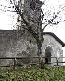 Facciata, a causa del contesto morfologico ( la chiesa è poszionata sulla dorsale montana con l'affaccio sulla vallata) e per la presenza di alberature, non è possibile ottenere l'immagine frontale.