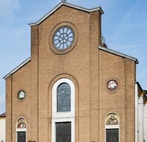 Facciata della chiesa (angolatura in quanto la piazza è corta)