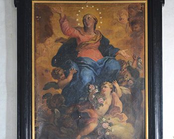 La pala d'altare con la raffigurazione della Madonna Assunta.