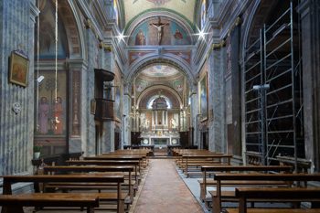 Navata dall'ingresso verso l'altare