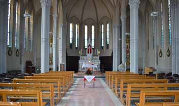 interno della chiesa: vista verso l'altare