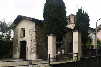 Vista della chiesa e del campanile dalla strada