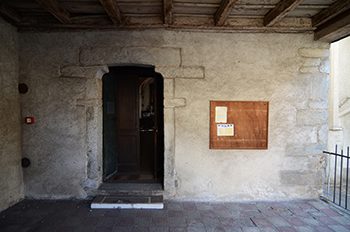 Vista dell'ingresso alla chiesa. L'edificio non ha una vera facciata essendo inglobata all'interno di edifici civili (vedi foto 7MAch03a).