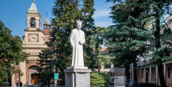 Statua del fondatore Don Pogliani